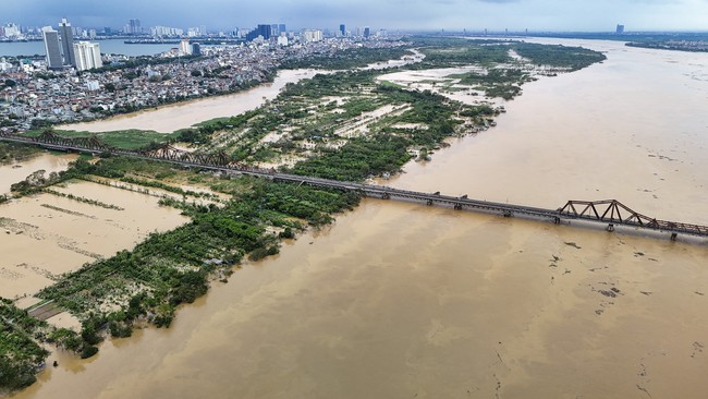 Hà Nội: Nước sông Hồng dâng nhanh, nhiều nơi ngập nặng - Ảnh 1.